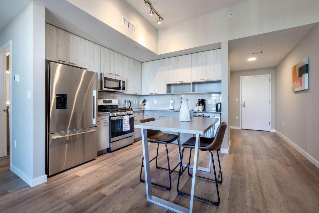 Spacious Harbor Apt with Balcony and Luxury Amenities-ESC-1057 image