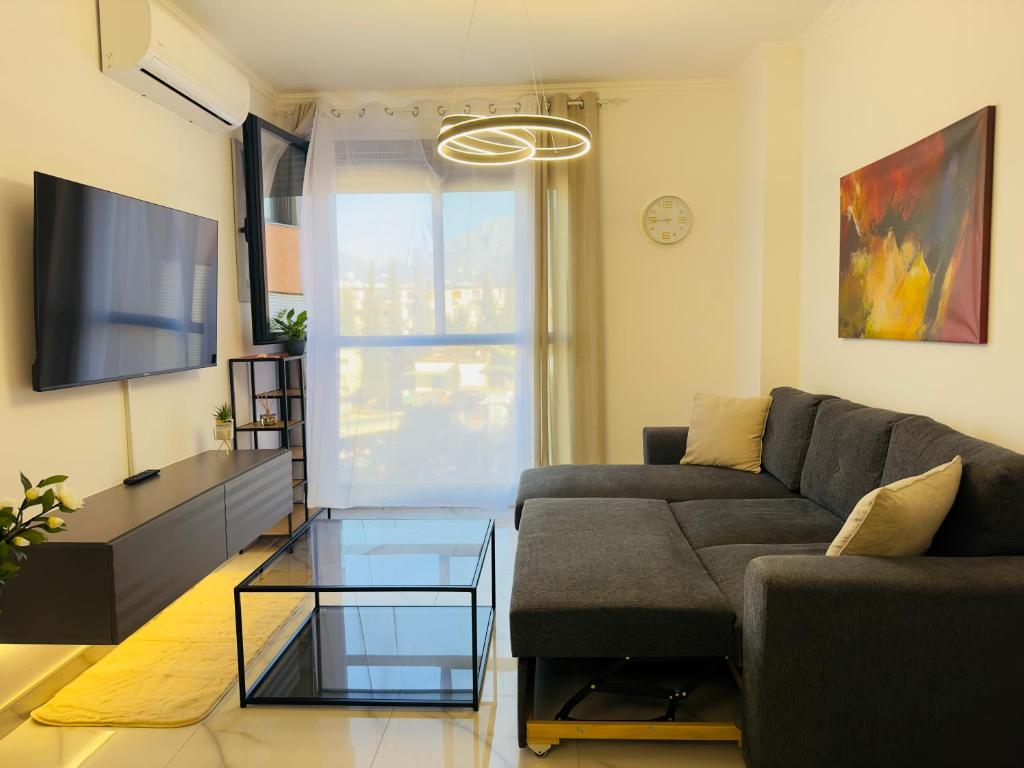 Tirana - GGpremiumstays - 2 double bedrooms deluxe apartment with balcony photo 2