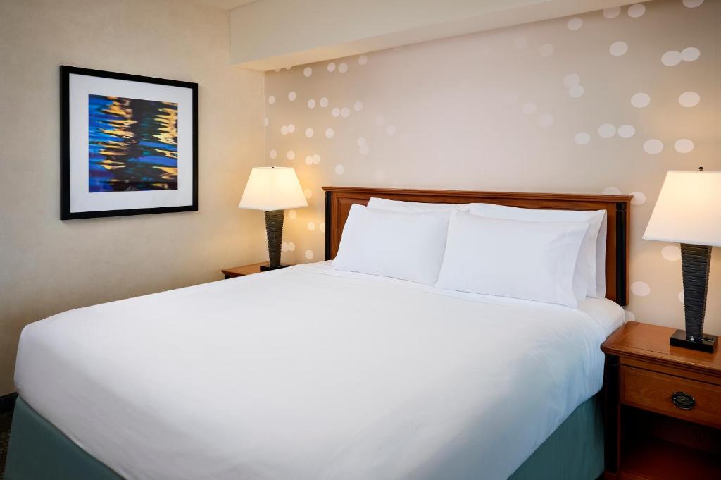 Niagara Fallsview Hotel Room Type - Standard King Room with River View