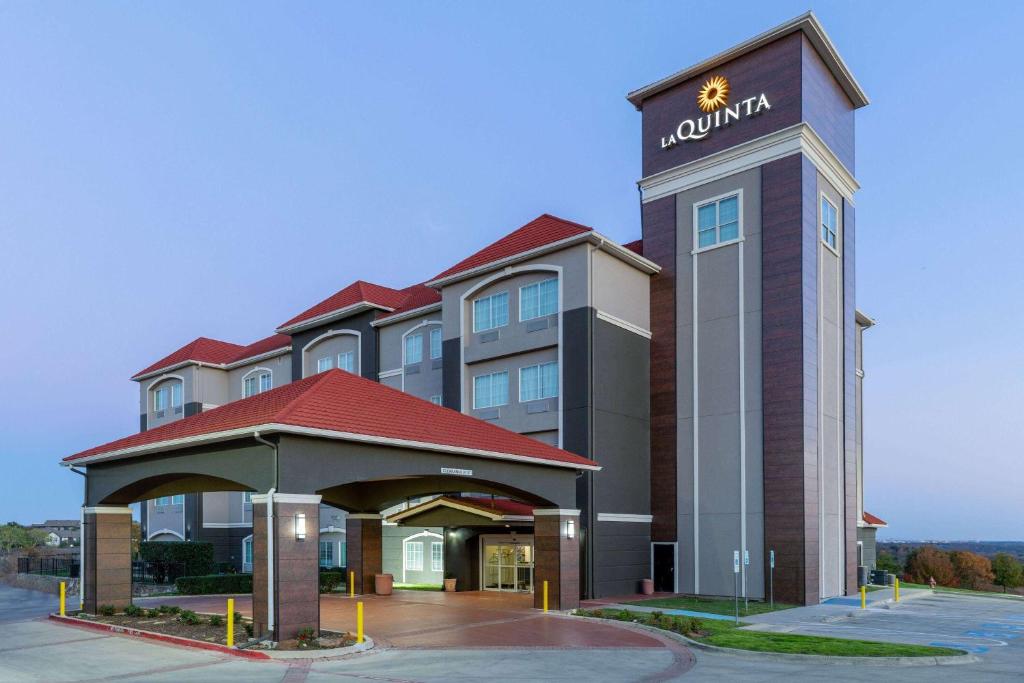 La Quinta Inn & Suites by Wyndham Fort Worth - Lake Worth image