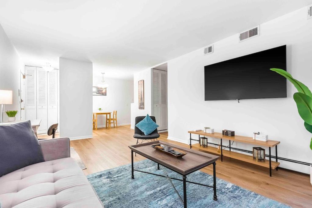 Pristine Lakeview Boystown Wrigley Haven Chicago image