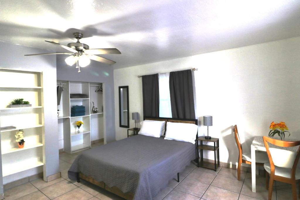 Hallandale Beach Motel with Free Parking and Full Kitchen ! No extra fees! Accepting CASH! image