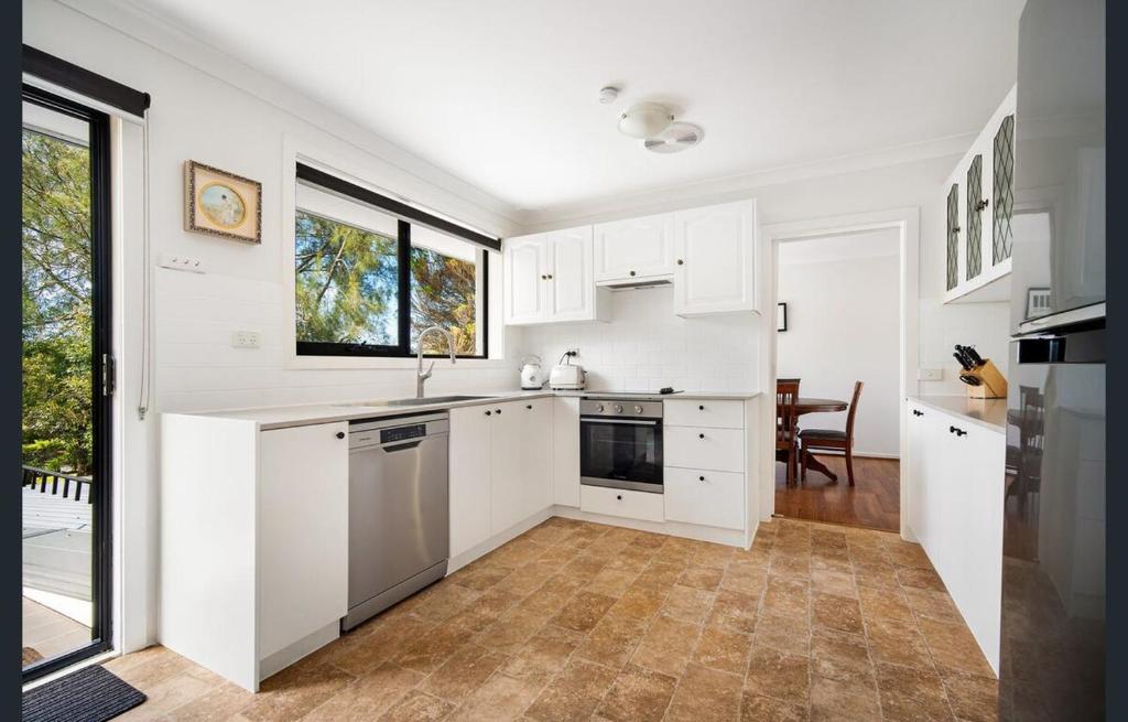 Spacious King Bed Three Bedroom Home 5 Minutes Walk To Three Sisters photo 3