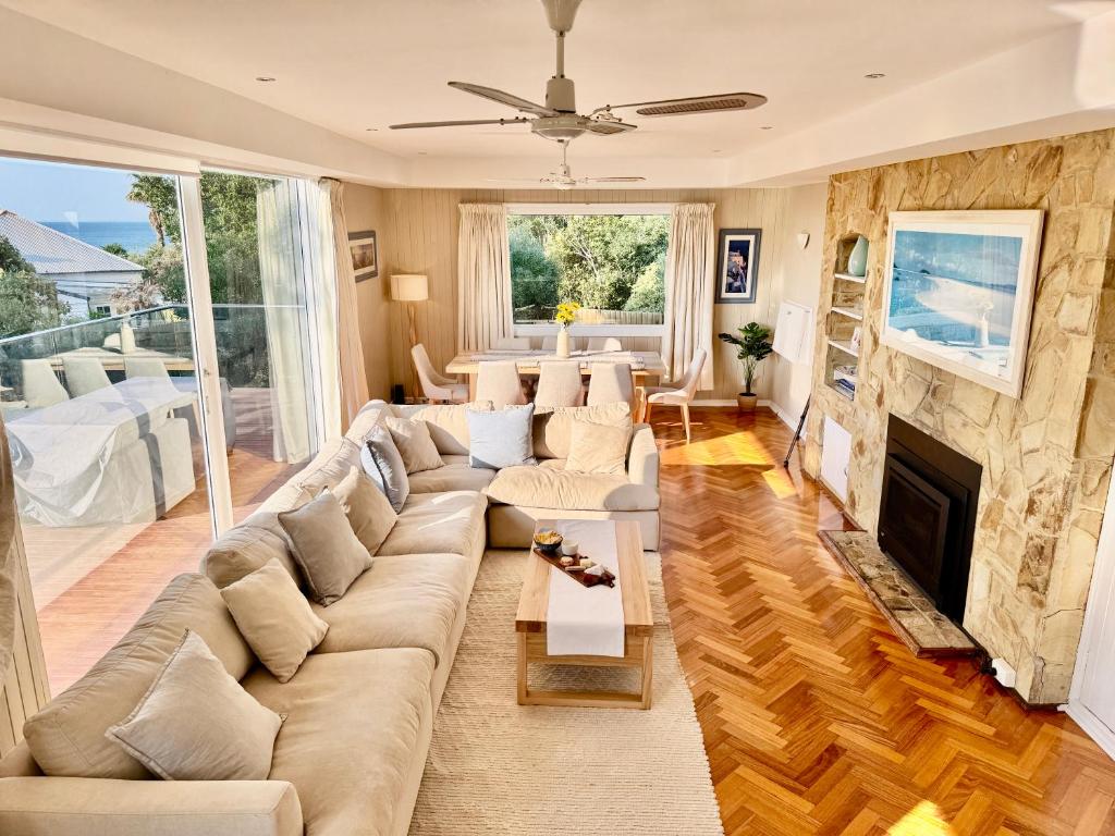 AMAZING location! 1 min stroll to Beach & Sea Views!