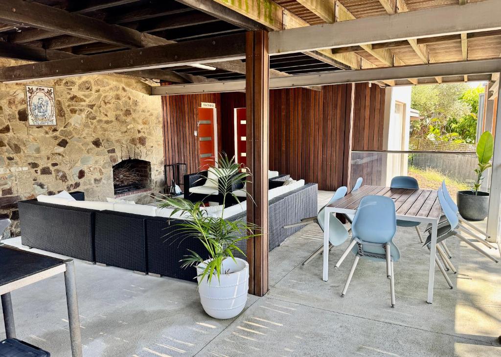 AMAZING location! 1 min stroll to Beach & Sea Views! photo 3