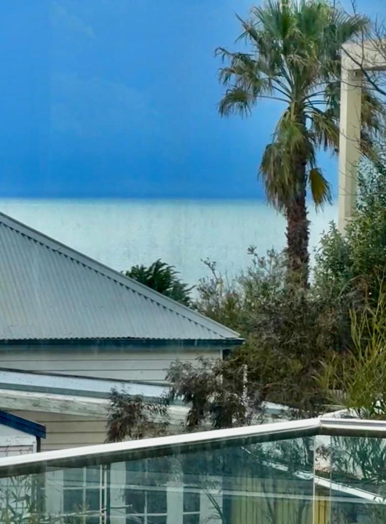 AMAZING location! 1 min stroll to Beach & Sea Views! photo 1