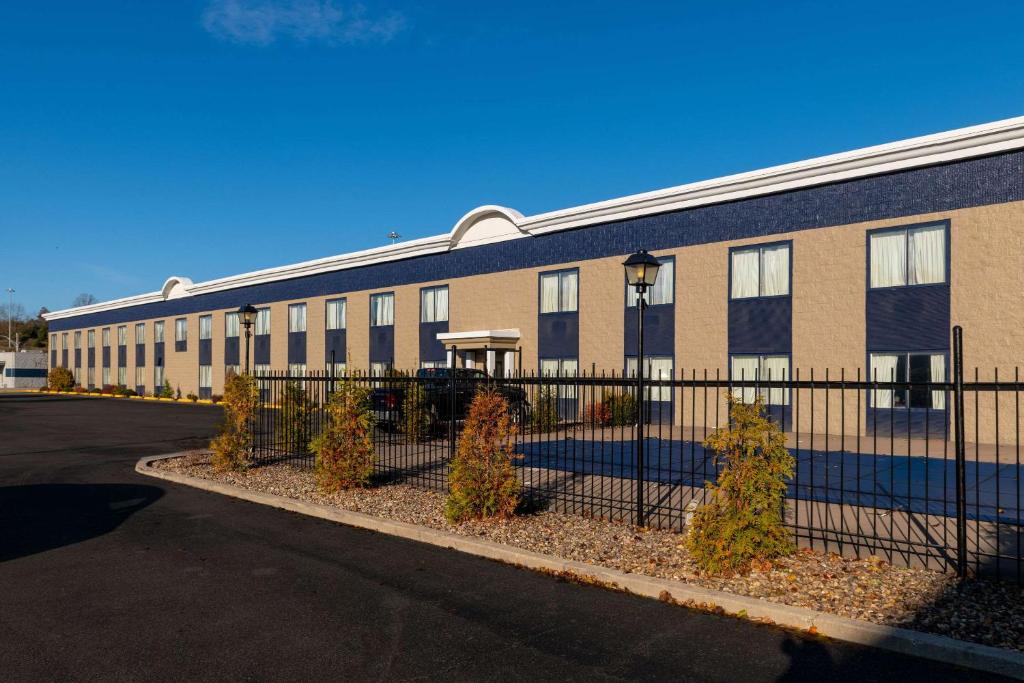 BEST WESTERN Huntington Mall Inn image