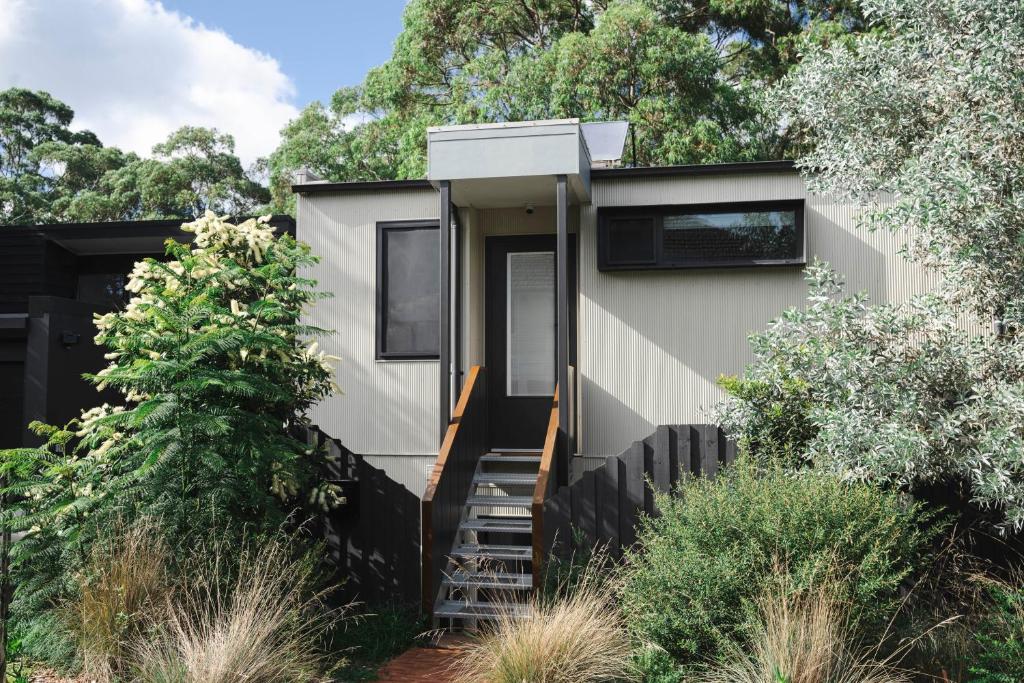Bushland setting close to Sydney CBD- stand alone apartment photo 3