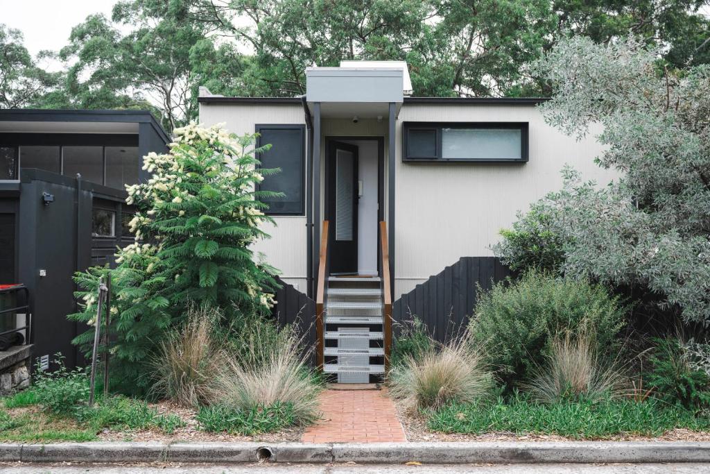 Bushland setting close to Sydney CBD- stand alone apartment photo 4