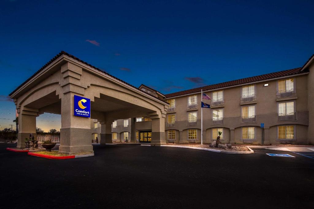 Comfort Inn & Suites El Centro I - 8 image