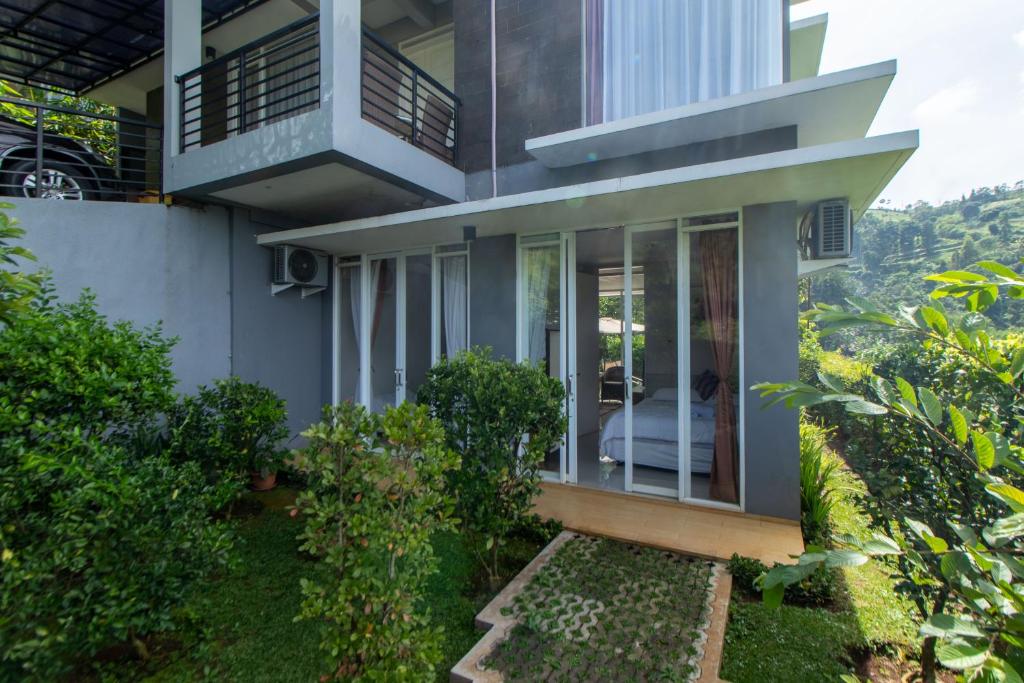 Family Only Compact Villa with City View - De Reiz Rose Garden Syariah 2BR photo 4