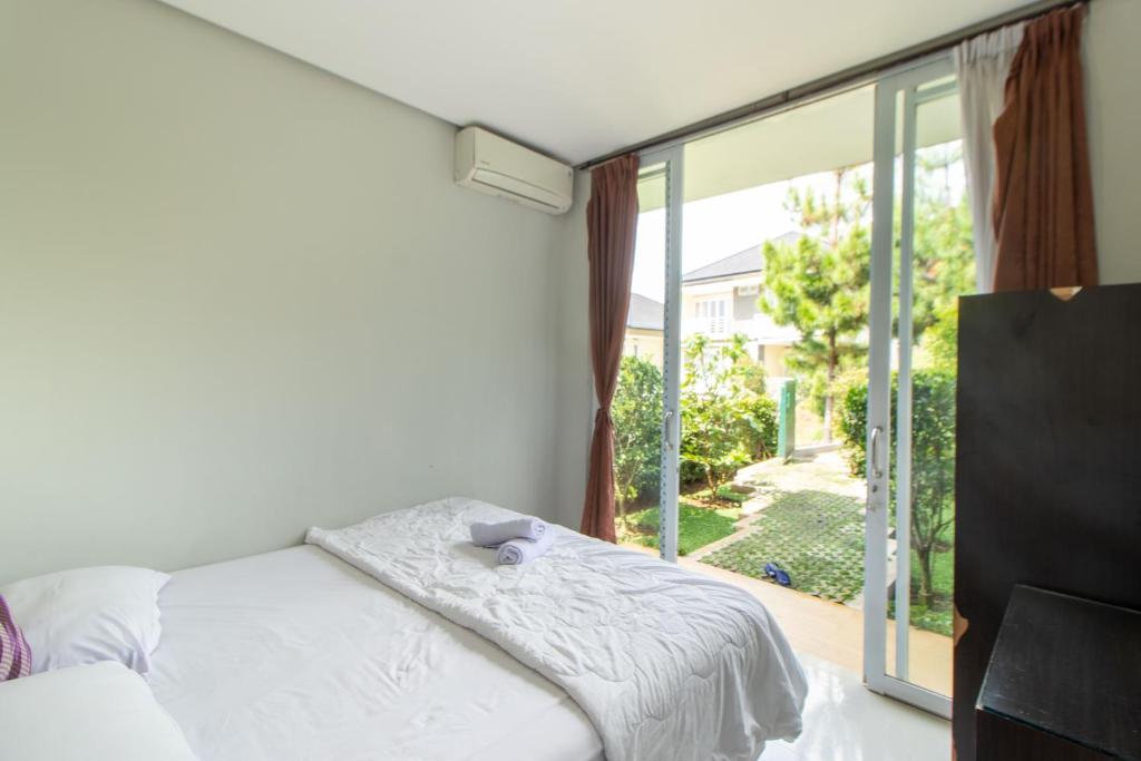Family Only Compact Villa with City View - De Reiz Rose Garden Syariah 2BR photo 3
