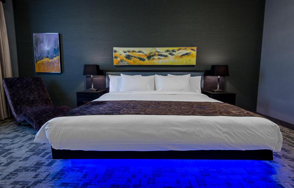 Applause Hotel Calgary Airport by CLIQUE photo 2