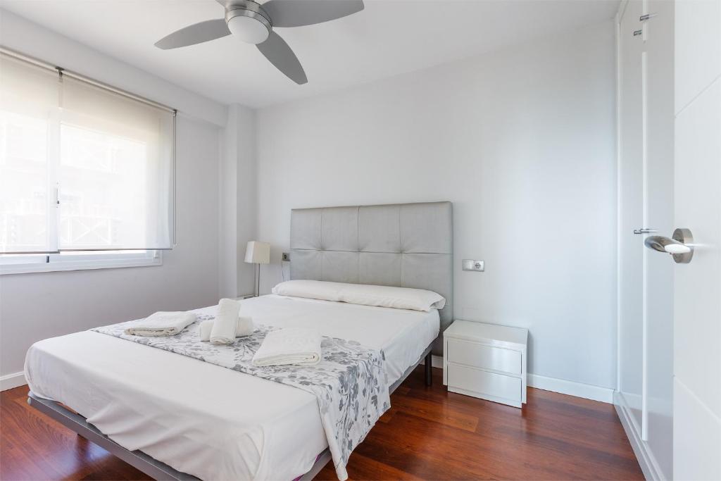 A&N Sunny Stay in Torre del Mar Walk to the Beach - Tap to explore photos