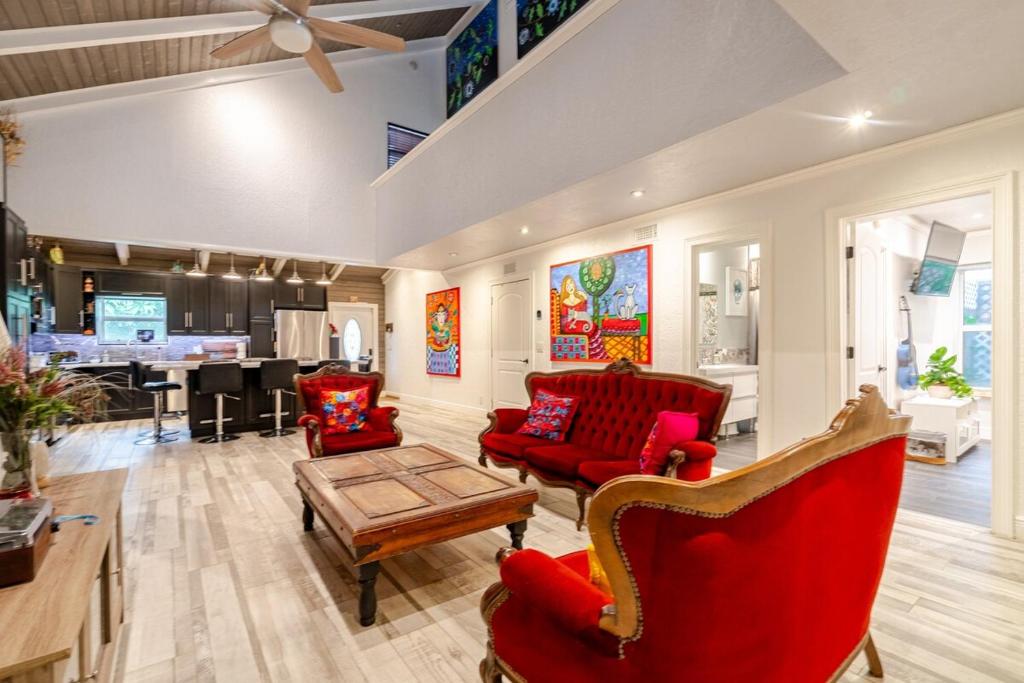 Artistic Retreat, King Suite with Private Balcony! image