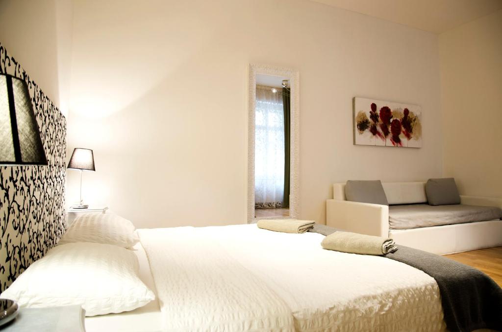 Трехместный (Улучшенный трехместный номер), Dolce Vita Suites Boutique