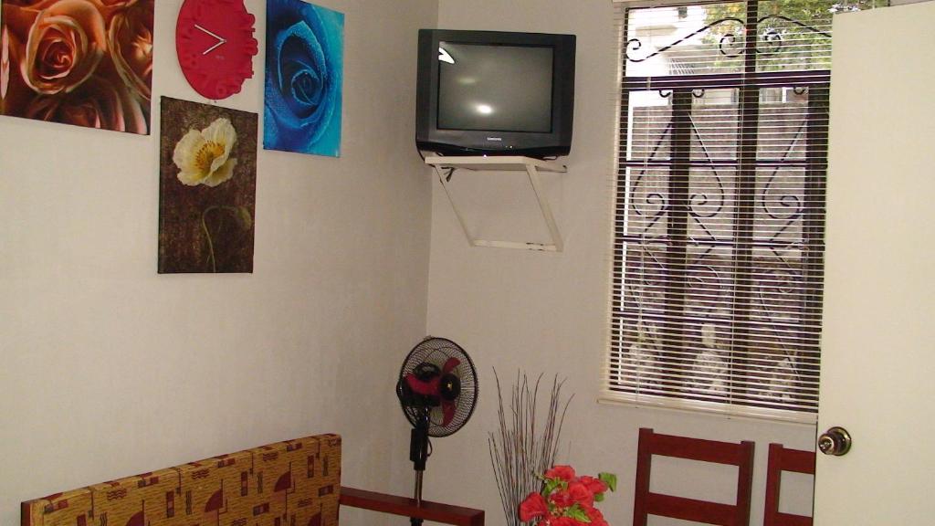 Lyn's Do Drop Inn Transient House photo 2