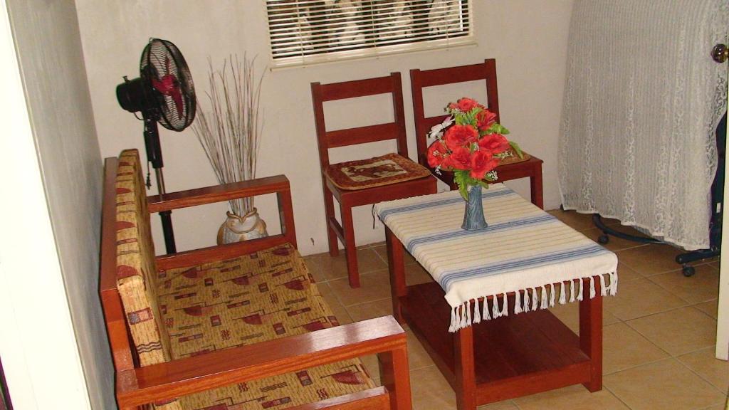 Lyn's Do Drop Inn Transient House photo 3