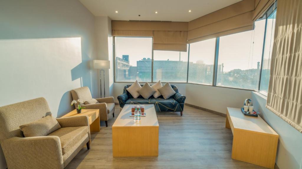 Aram Hotel - AlMeshael Exit 18 - Tap to explore photos