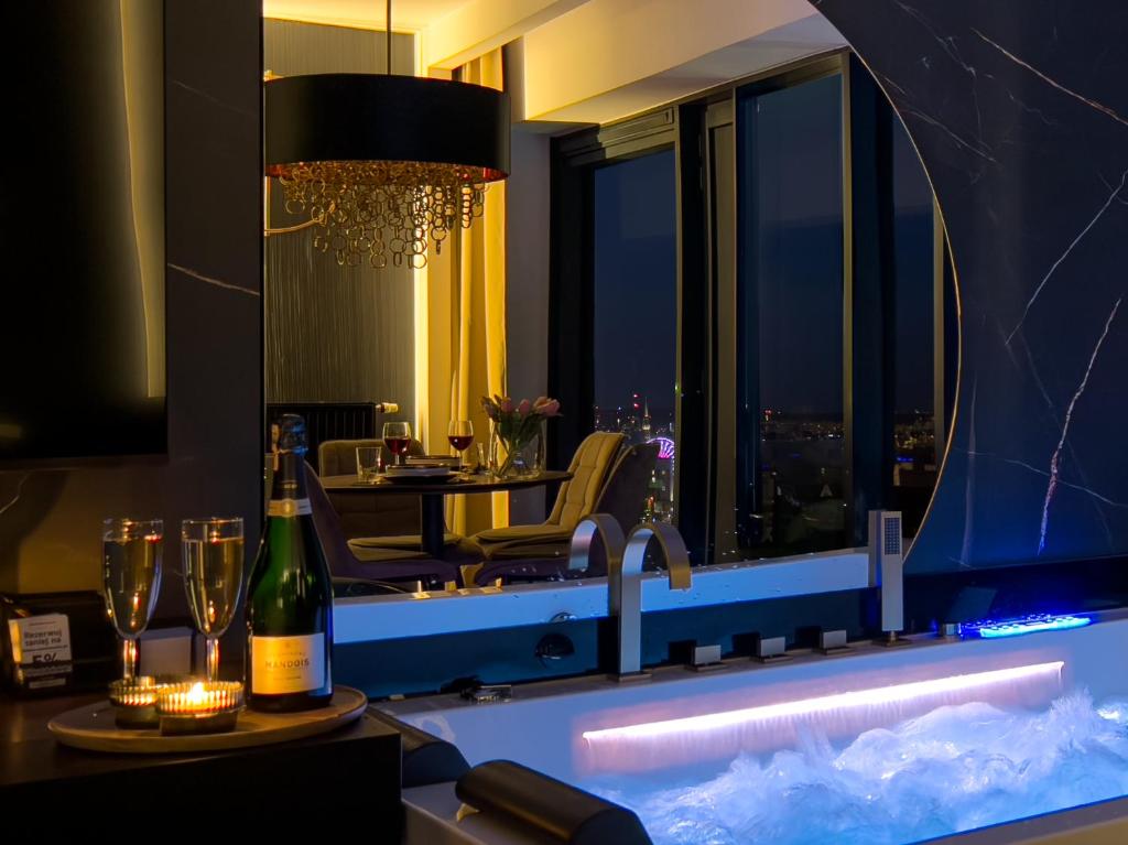URBAN APARTMENTS Golden Royal, JACUZZI by the window, Chilled Prosecco, PS5 - Free Garage, Katowice