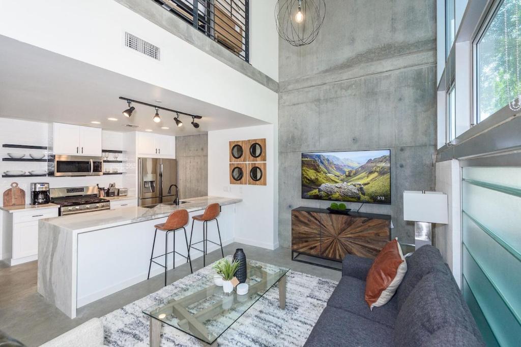 King Size Luxury Loft Petco-Park-Downtown SD image