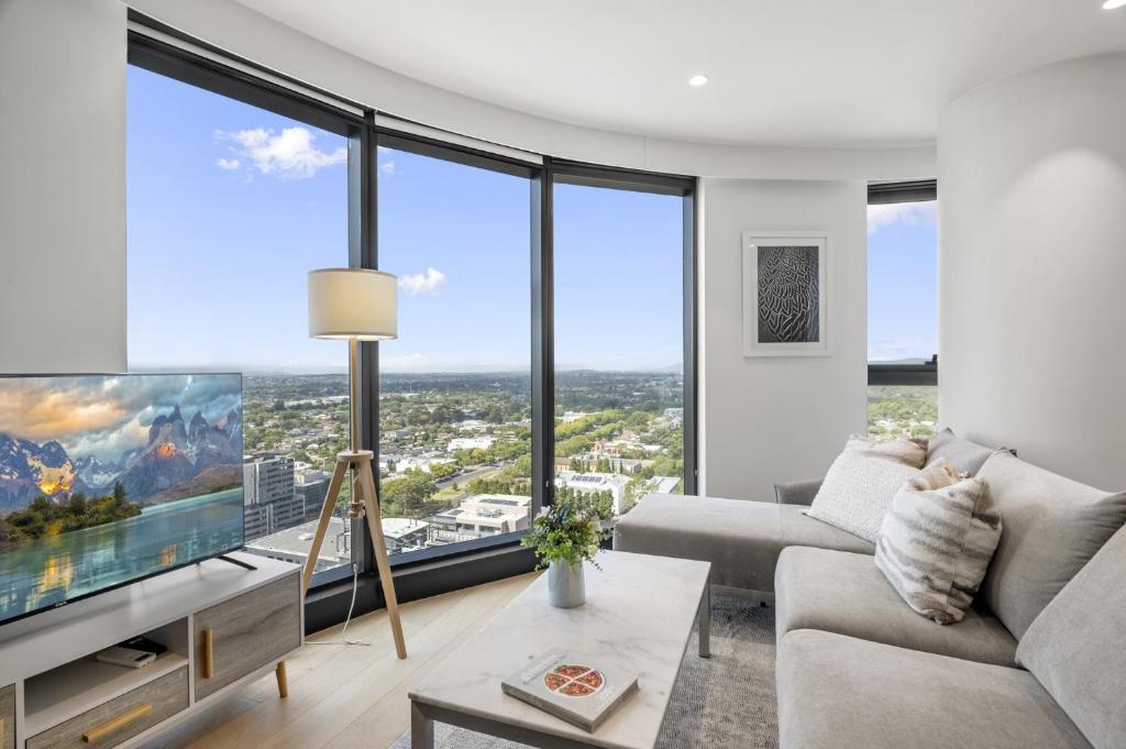 High-Rise 3-Bed Apartment with Premium Amenities