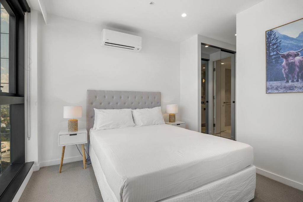 High-Rise 3-Bed Apartment with Premium Amenities photo 2