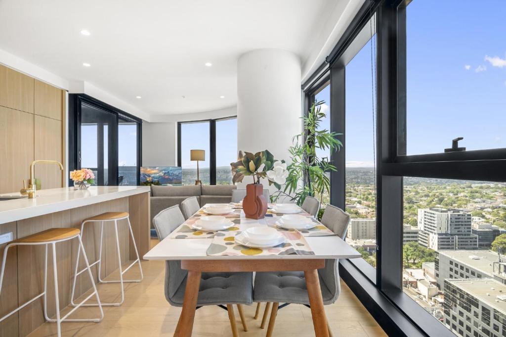 High-Rise 3-Bed Apartment with Premium Amenities photo 1