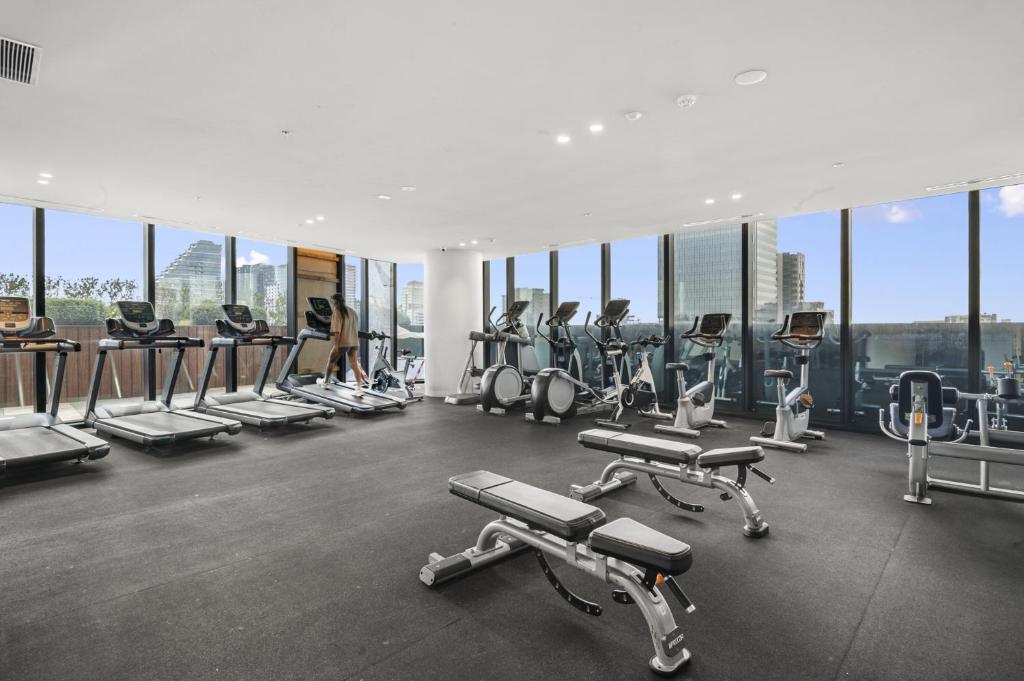 High-Rise 3-Bed Apartment with Premium Amenities photo 4