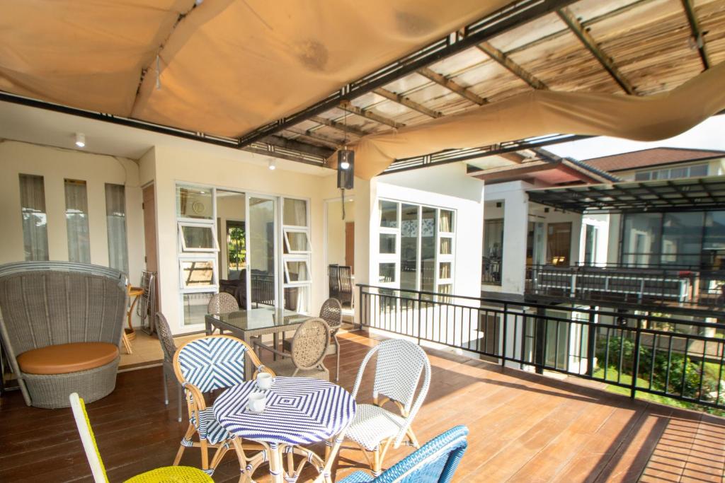 Family Only Villa with City View - De Reiz Spring Hills Syariah 4BR photo 3