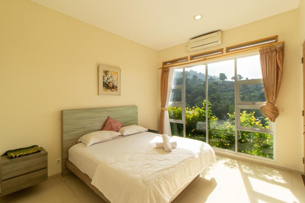 Family Only Villa with City View - De Reiz Spring Hills Syariah 4BR photo 2