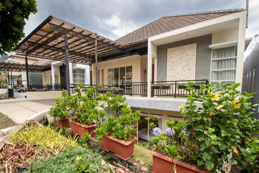 Family Only Villa with City View - De Reiz Spring Hills Syariah 4BR photo 4
