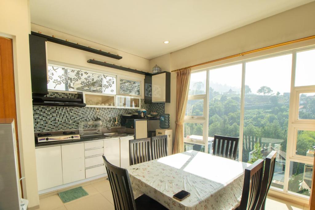Family Only Villa with City View - De Reiz Spring Hills Syariah 4BR photo 1