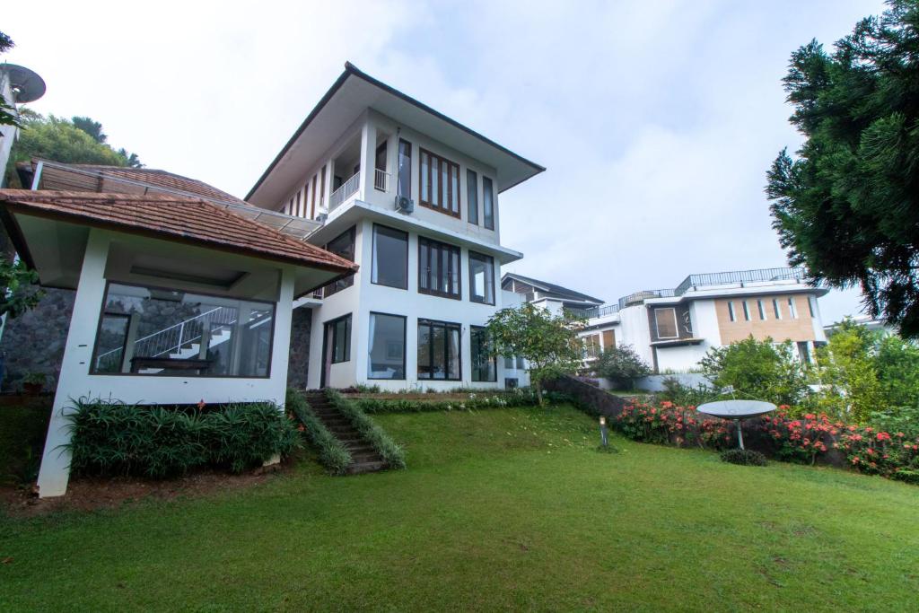 Family Only Large Backyard Villa - De Reiz Kencana Syariah 4BR
