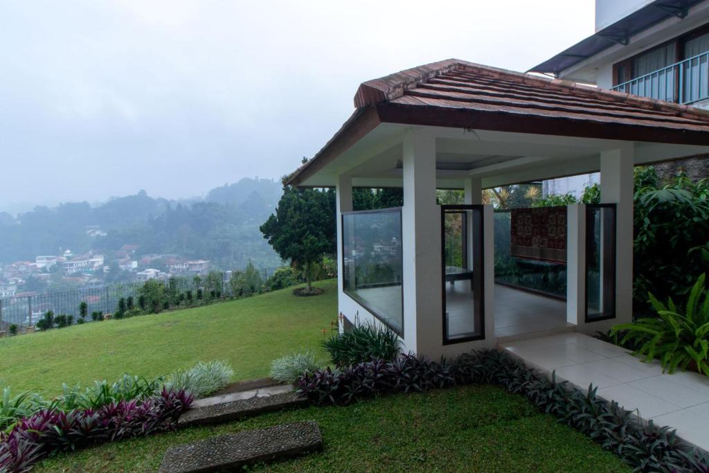 Family Only Large Backyard Villa - De Reiz Kencana Syariah 4BR photo 1