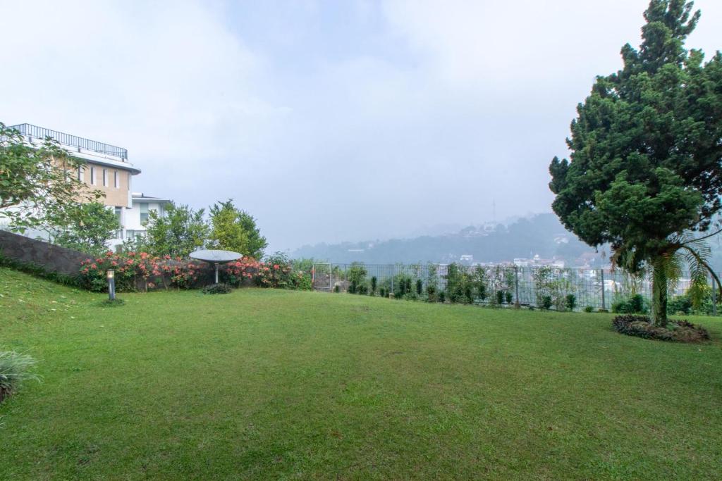 Family Only Large Backyard Villa - De Reiz Kencana Syariah 4BR photo 4