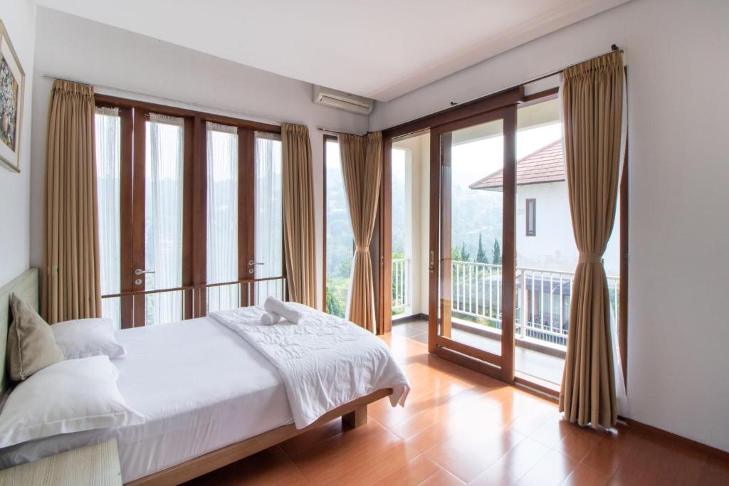 Family Only Large Backyard Villa - De Reiz Kencana Syariah 4BR photo 3