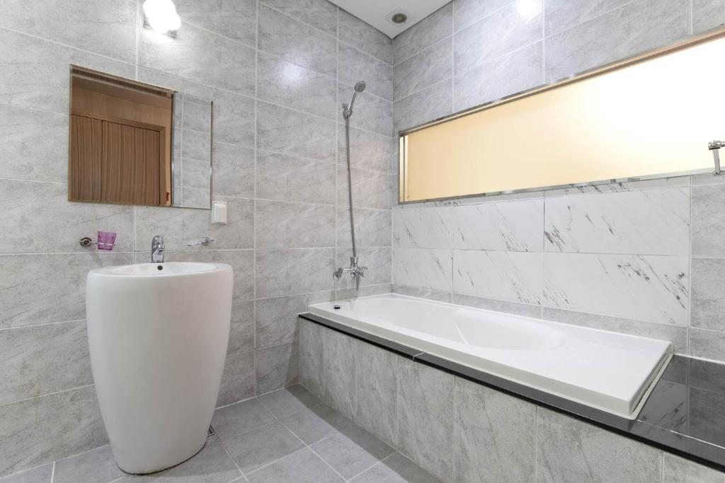 Incheon Aiport Airrelax hotel - Tap to explore photos