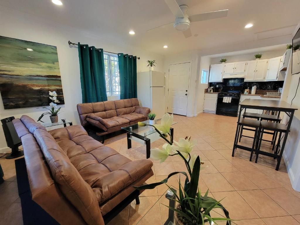 Beverlywood 2-bedroom suite - 5 minutes to Rodeo Drive image