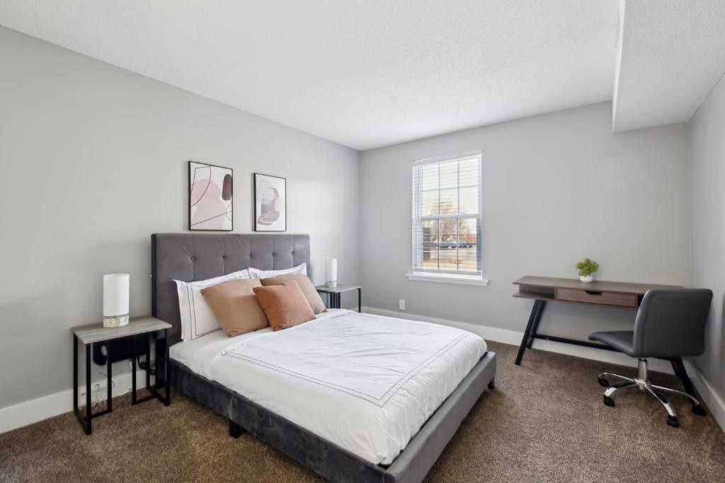 Brentwood C3 I Cozy & Comfy I 2bd I Free Parking image