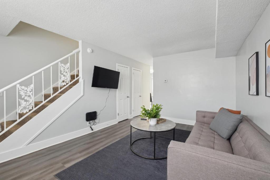Brentwood U4 I Cozy & Comfy I 2bd I Free Parking image