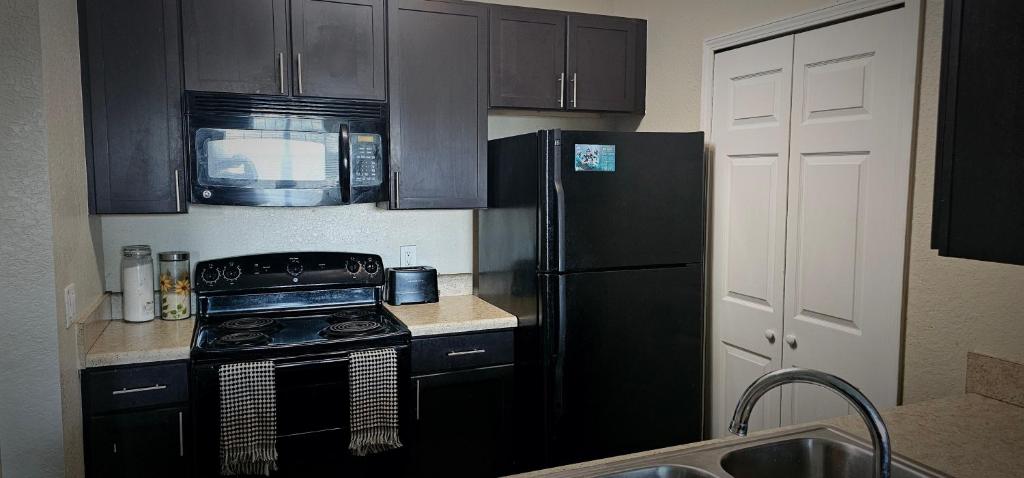 Gated Community in Southpoint Queen Plush Bed! UNF, TINSELTOWN, TOWN CENTER image