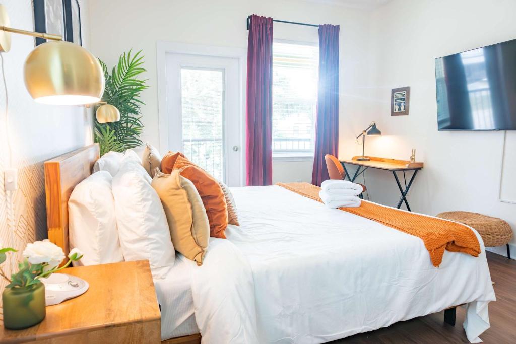 The Champion's Suite Newly Built Upscale Central image