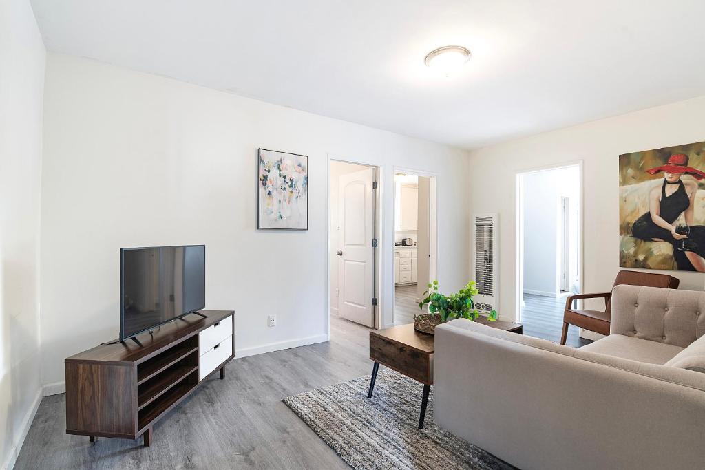 2-BR by Beverly Hills Steps from Restaurants, Cafes and Shopping image