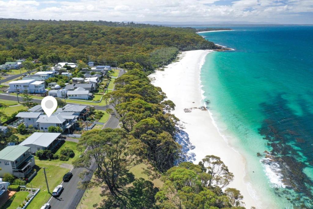 Mimosa Retreat - 250m to Chinamans Beach in Jervis Bay! photo 1