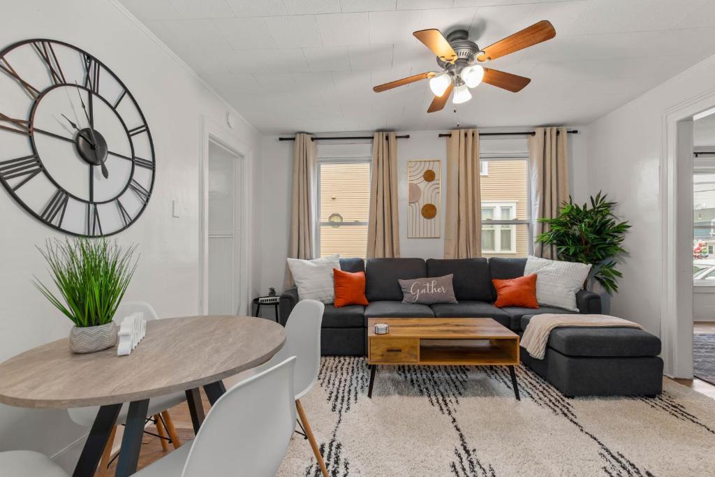 Comfy 2-Bed with Office by hospitals & entertainment image