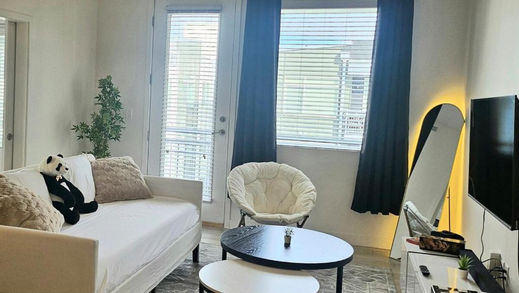 Resort style 1 King and Twin Apt w Gym Pool Hot Tub image