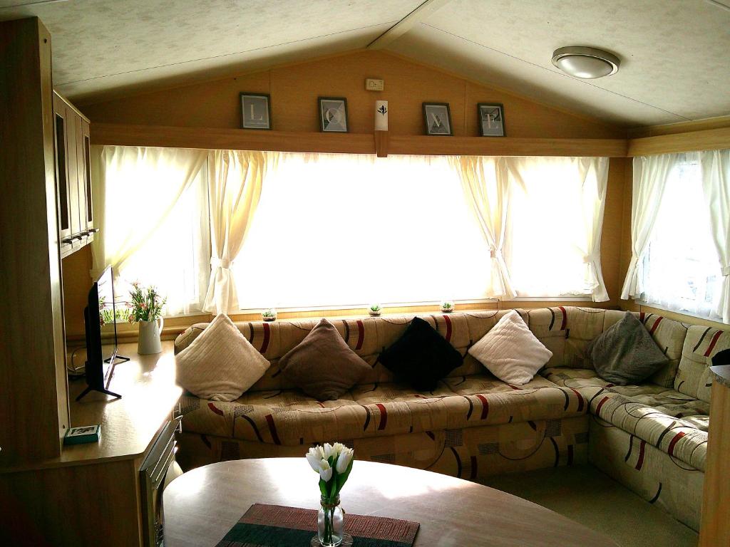Highfields Rio 6 berth blow heated - Tap to explore photos