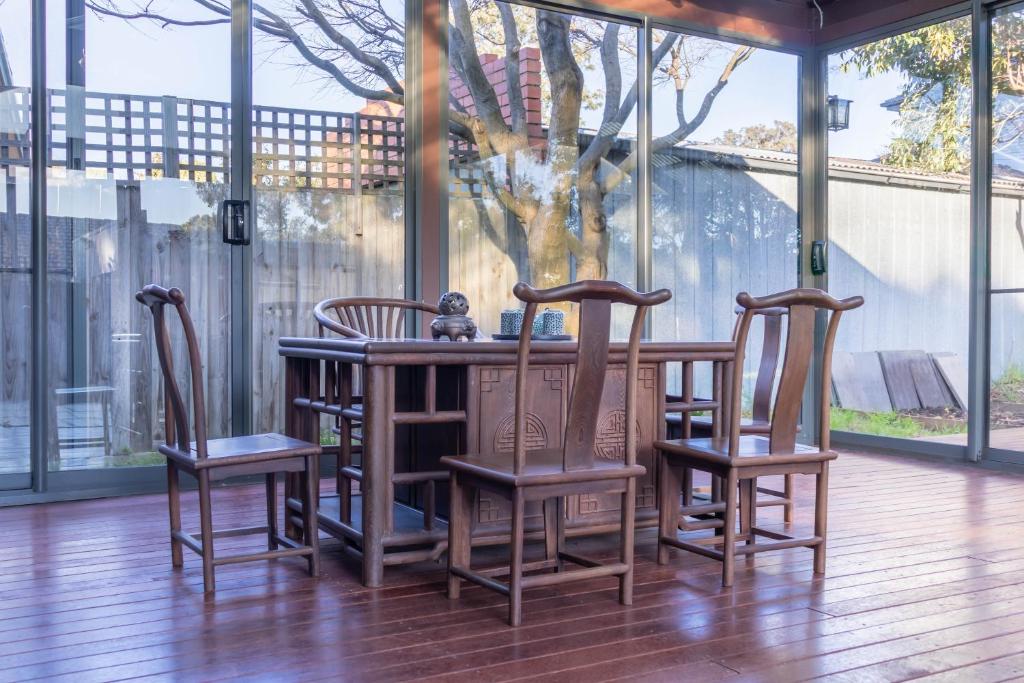 Puddings Tranquil Sunroom Retreat in Glen Waverley photo 2