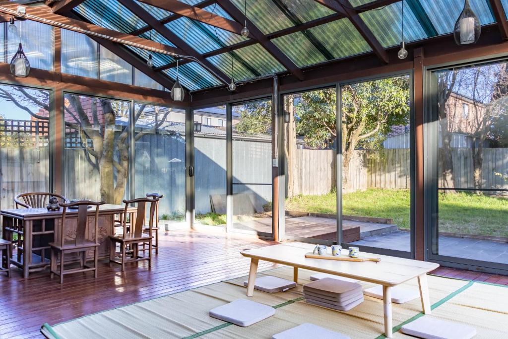 Puddings Tranquil Sunroom Retreat in Glen Waverley photo 3